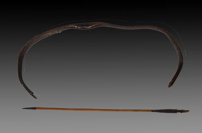 ARC en bois tendon, peau et traces de peinture,...
