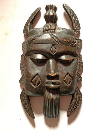 AFRIQUE.

MASQUE en bois sculpté et patiné...