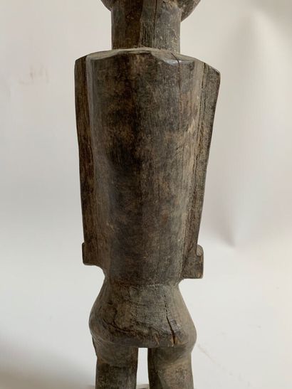 AFRIQUE.

STATUE en bois sculpté représentant...