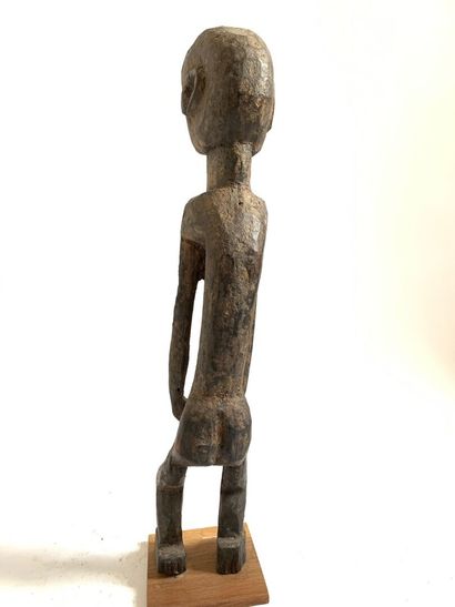 AFRIQUE

FIGURE MASCULINE en bois sculpté,...