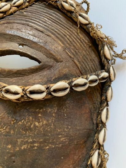 LEGA, Congo.

MASQUE type carapace orné de...