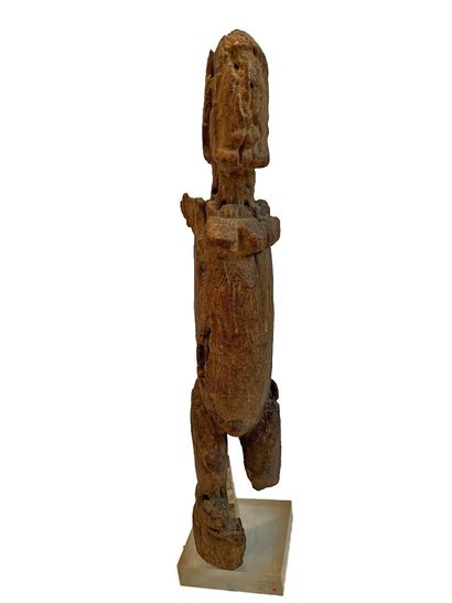 AFRIQUE.

FIGURE FEMININE en bois clair sculpté...