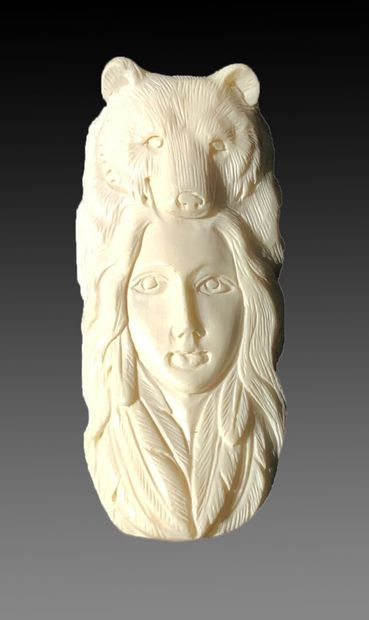 INUIT

Plaque en os sculpté représentant...