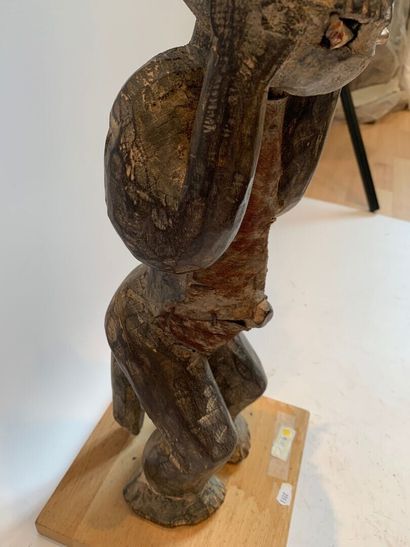 AFRIQUE.

FIGURE DE RELIQUAIRE en bois sculpté...