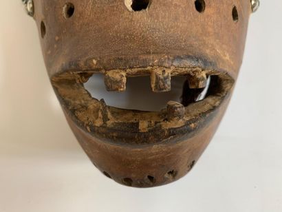 DAN, Côte d'Ivoire.

MASQUE de forme ovale...