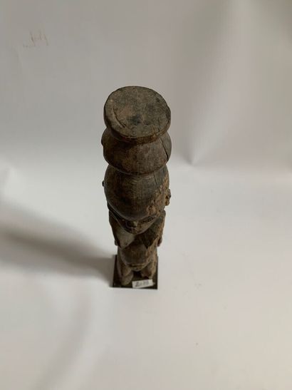 AFRIQUE.

STATUE en bois sculpté représentant...