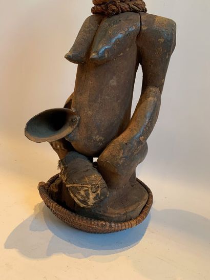 Type SONGYE, Congo.

FETICHE en bois sculpté...