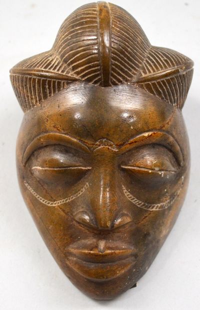 GABON.

Tête en pierre de Mbigou sculptée...