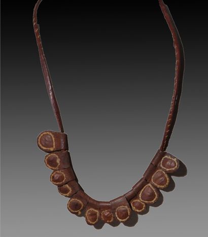 Lot comprenant 4 colliers porte-amulettes...