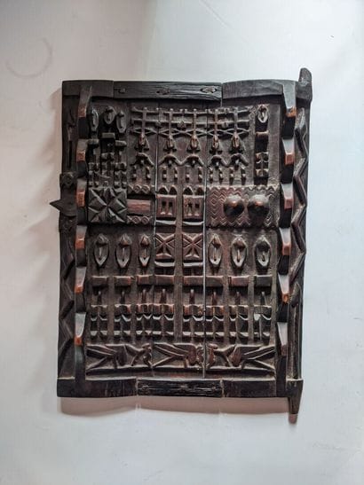 DOGON, Mali.

PORTE DE GRENIER en bois sculpté...