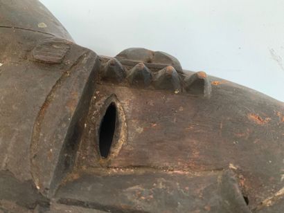 Style URHOBO, Nigeria.

MASQUE en bois sculpté...