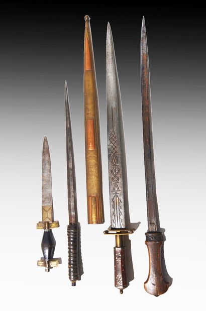 AFRIQUE

Lot de 11 épées et dagues divers

(usures)

Longueur...