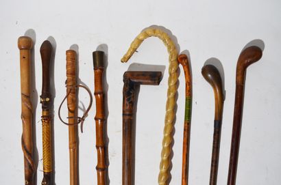 Réunion de 16 cannes et batons en matériaux...