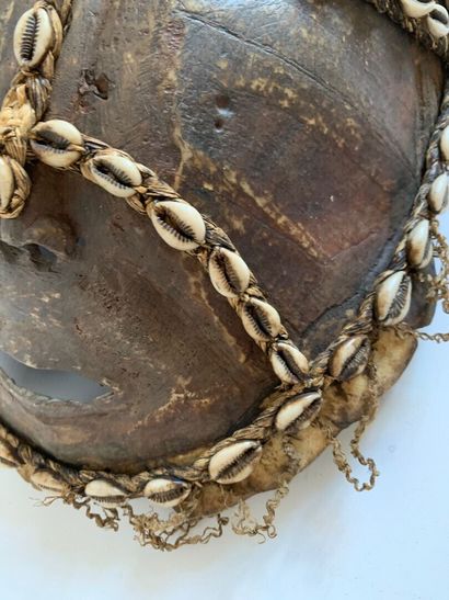 LEGA, Congo.

MASQUE type carapace orné de...