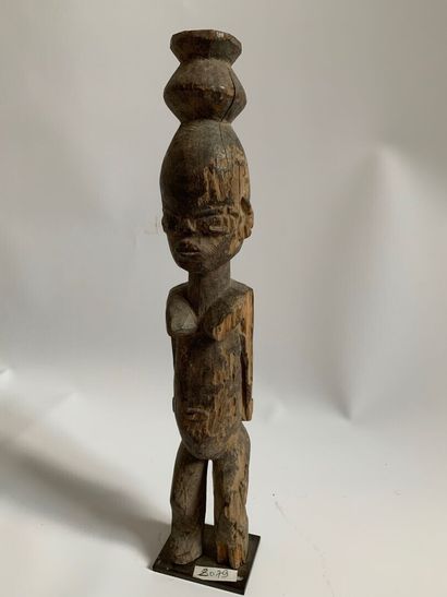 AFRIQUE.

STATUE en bois sculpté représentant...