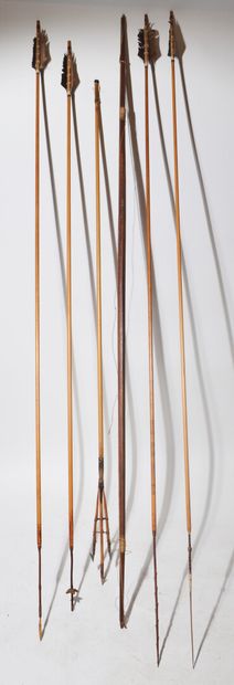 ARC en bois avec flèches et carquois. 

Travail...