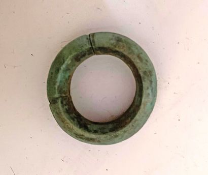 AFRIQUE.

LOT comprenant quatre BRACELETS...