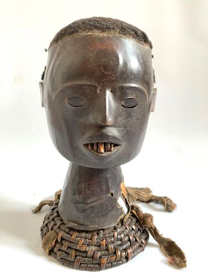 EKOI, Nigéria

CIMIER DE DANSE en bois garni...