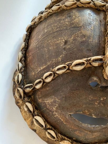 LEGA, Congo.

MASQUE type carapace orné de...