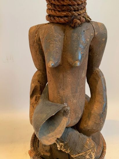 Type SONGYE, Congo.

FETICHE en bois sculpté...