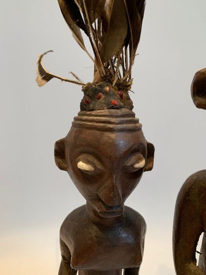 AFRIQUE.

COUPLE DE STATUETTES en bois sculpté...
