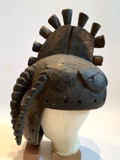 NIGERIA.

MASQUE CASQUE à visage anthropomorphe...