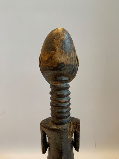 AFRIQUE, probablement CONGO.

STATUETTE FEMININE...