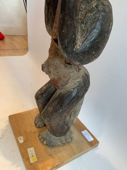 AFRIQUE.

FIGURE DE RELIQUAIRE en bois sculpté...