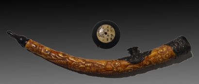 CHINE

Pipe à opium en os patiné, bois et...