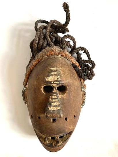 DAN, Côte d'Ivoire.

MASQUE de forme ovale...