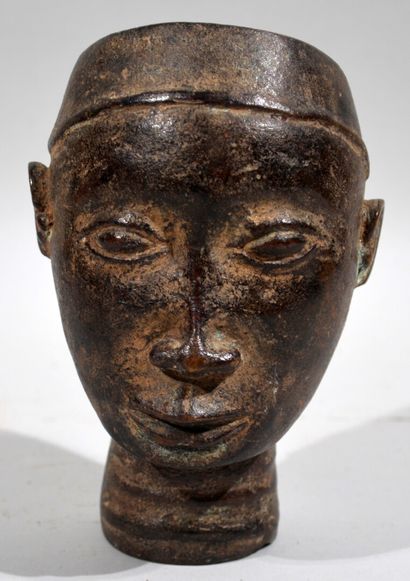 GABON.

Tête en pierre de Mbigou sculptée...