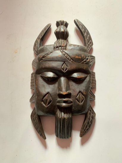 AFRIQUE.

MASQUE en bois sculpté et patiné...