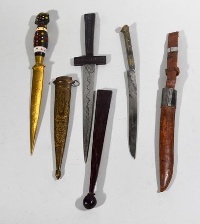 Lot de trois couteaux comprenant : un couteau...