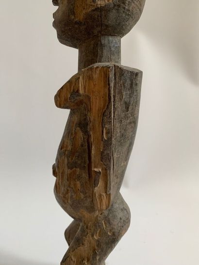 AFRIQUE.

STATUE en bois sculpté représentant...