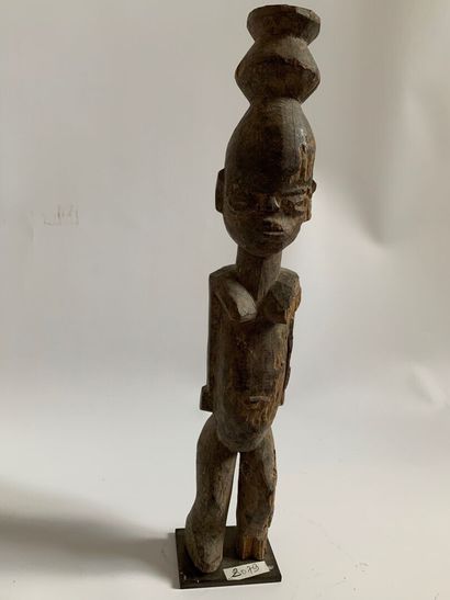 AFRIQUE.

STATUE en bois sculpté représentant...