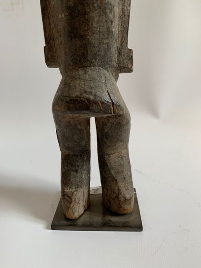 AFRIQUE.

STATUE en bois sculpté représentant...