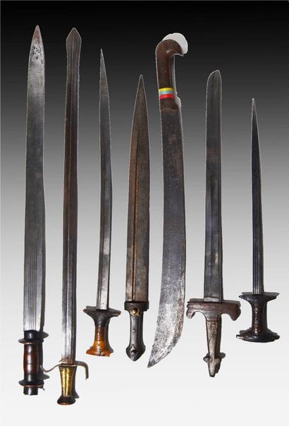 AFRIQUE

Lot de 11 épées et dagues divers

(usures)

Longueur...