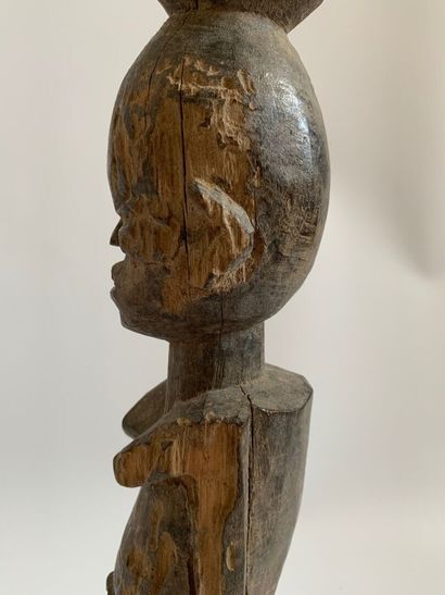 AFRIQUE.

STATUE en bois sculpté représentant...