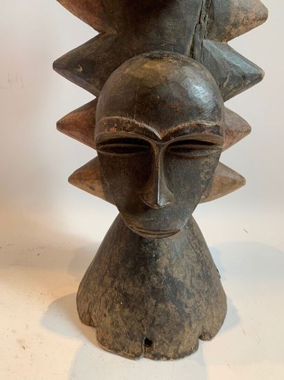 AFRIQUE, probablement GABON.

MASQUE CASQUE...