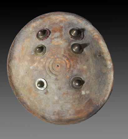 INDE 

Bouclier rond en peau et cabochons...