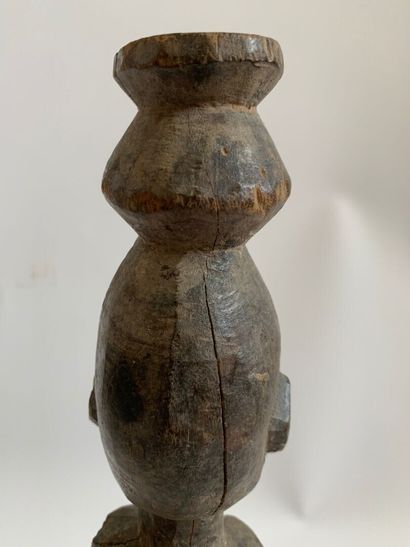 AFRIQUE.

STATUE en bois sculpté représentant...