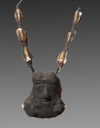 Réunion de deux colliers africains à pendentifs...