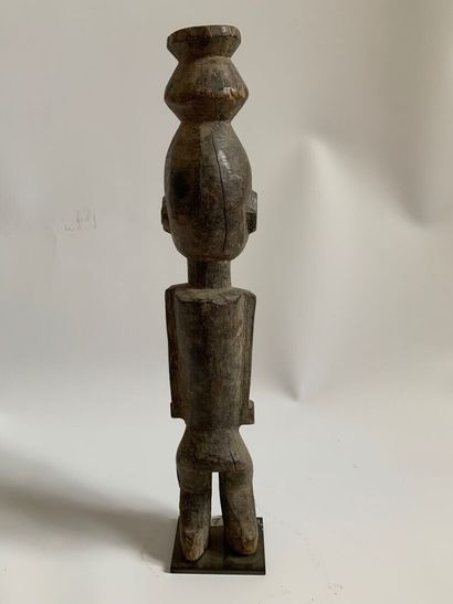 AFRIQUE.

STATUE en bois sculpté représentant...