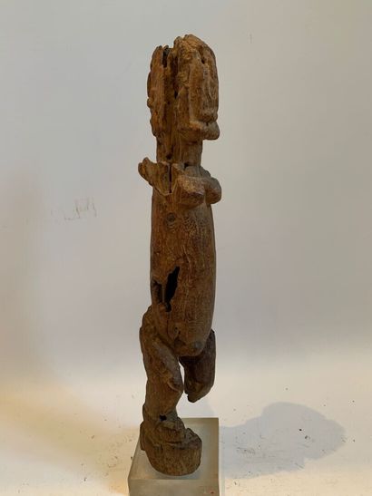AFRIQUE.

FIGURE FEMININE en bois clair sculpté...