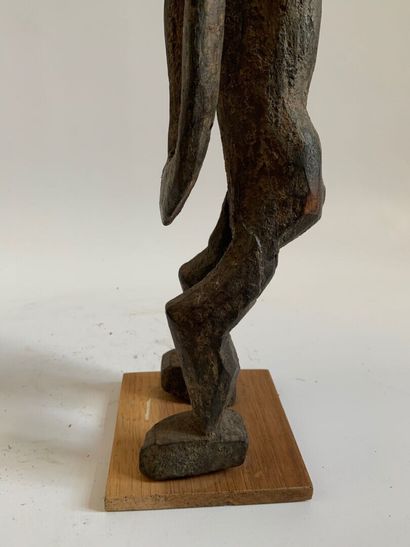 AFRIQUE

FIGURE MASCULINE en bois sculpté,...