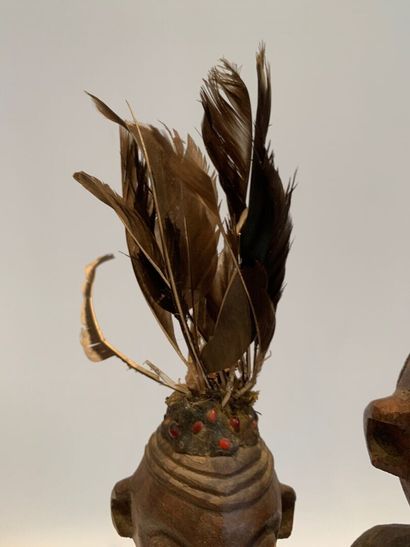 AFRIQUE.

COUPLE DE STATUETTES en bois sculpté...