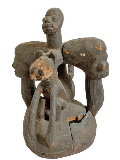 AFRIQUE.

MASQUE CASQUE en bois sculpté orné...