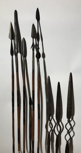 CONGO

Réunion d'onze lances à pointes ajourée,...