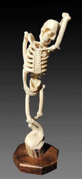MEMENTO MORI en corne de cervidé représentant...