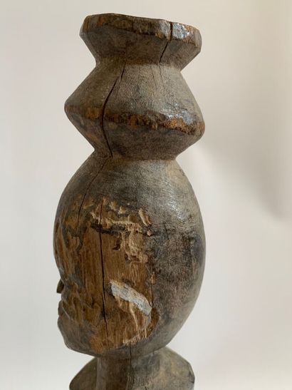 AFRIQUE.

STATUE en bois sculpté représentant...